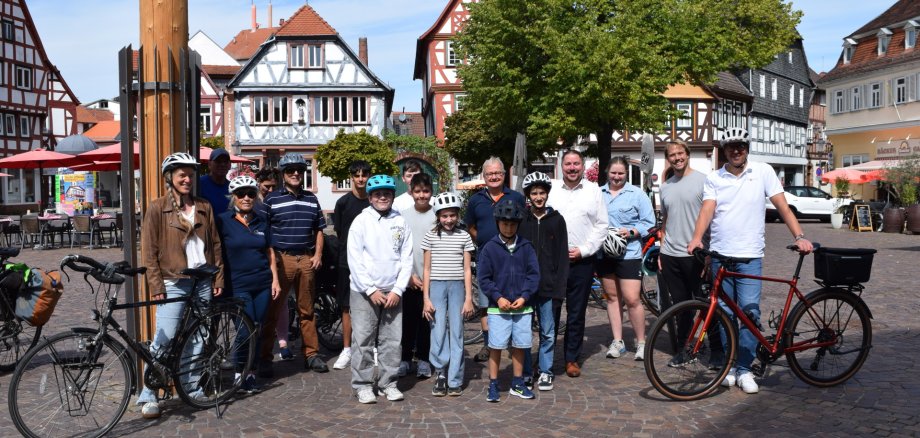 Die Stadtradlerinnen und -radler der Auftakttour 2026 mit dem Ersten Stadtrat Oliver Steidl
