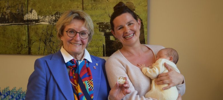 Aurelia mit Mutter Dorothea und Vorsitzende Henzler bei der Übergabe der Medaille