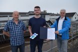 Ausbilder Wieland und Bürgermeister Dr. Bastian bei der Geschenkübergabe an Jan-Ole Kronenberger Ausbilder Wieland und Bürgermeister Dr. Bastian bei der Geschenkübergabe an Jan-Ole Kronenberger