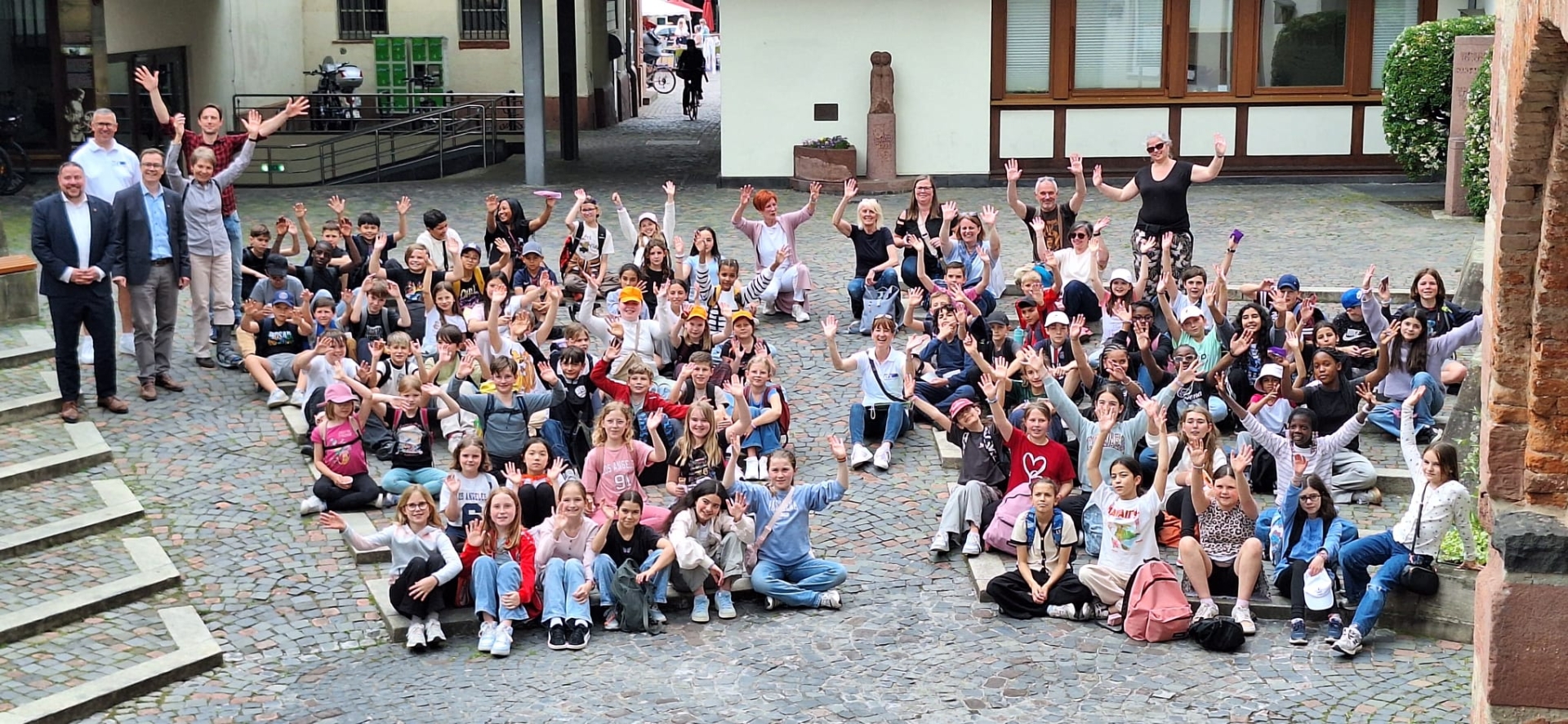 Austausch Schülerinnen und Schüler aus Triel im Rathaus Innenhof