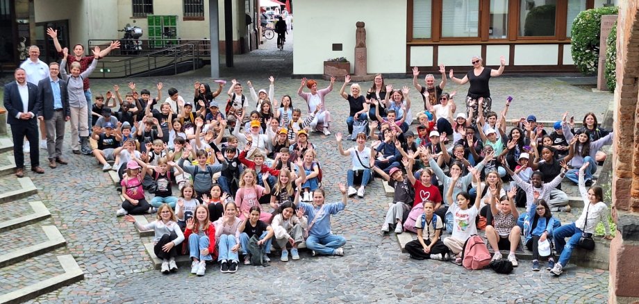 Austausch Schülerinnen und Schüler aus Triel im Rathaus Innenhof Austausch Schülerinnen und Schüler aus Triel im Rathaus Innenhof
