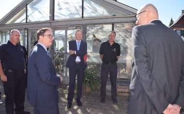 Austausch zwischen Bürgermeister, Staatssekretär und Einsatzkräften