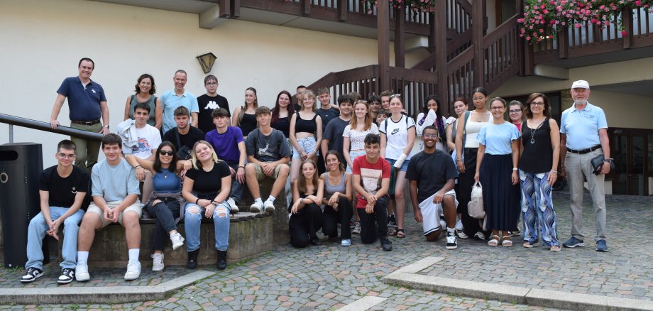 Gruppenfoto im Rathausinnenhof mit Bürgermeister Dr. Daniell Bastian (1. v.l.), Filomena Fazzone (2. v.l.) und Pascal Scholz (3. v.l.) sowie Eckhard Musch vom efs (1. v.r.), Angela De Biasi (2.v.r.) und Barbara Sangermano-Citera (3.v.r.) sowie Schülerinnen und Schülern aus Piedimonte und Seligenstadt.