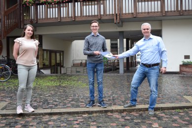Von links nach rechts: Sabrina Zilch (Personalamt), Phillipp Jansen, Bürgermeister Dr. Daniell Bastian Von links nach rechts: Sabrina Zilch (Personalamt), Phillipp Jansen, Bürgermeister Dr. Daniell Bastian