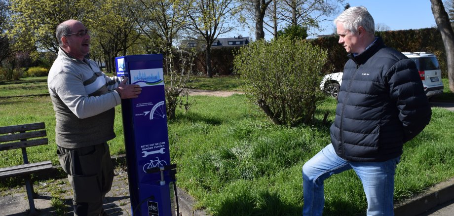 Mitarbeiter des städtischen Bauhofs und Bürgermeister Dr. Daniell Bastian bei der Installation der Fahrrad-Reparaturstation