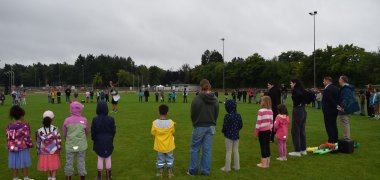 Große Begrüßungsrunde am ersten Ferienspieltag Große Begrüßungsrunde am ersten Ferienspieltag