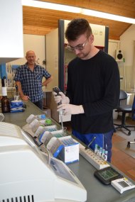 Jan-Ole Kronenberger bei der Arbeit im Labor Jan-Ole Kronenberger bei der Arbeit im Labor