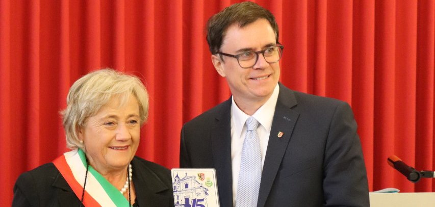 Piedimontes Vize-Bürgermeisterin Bernarda De Girolamo und Seligenstadts Bürgermeister Dr. Daniell Bastian