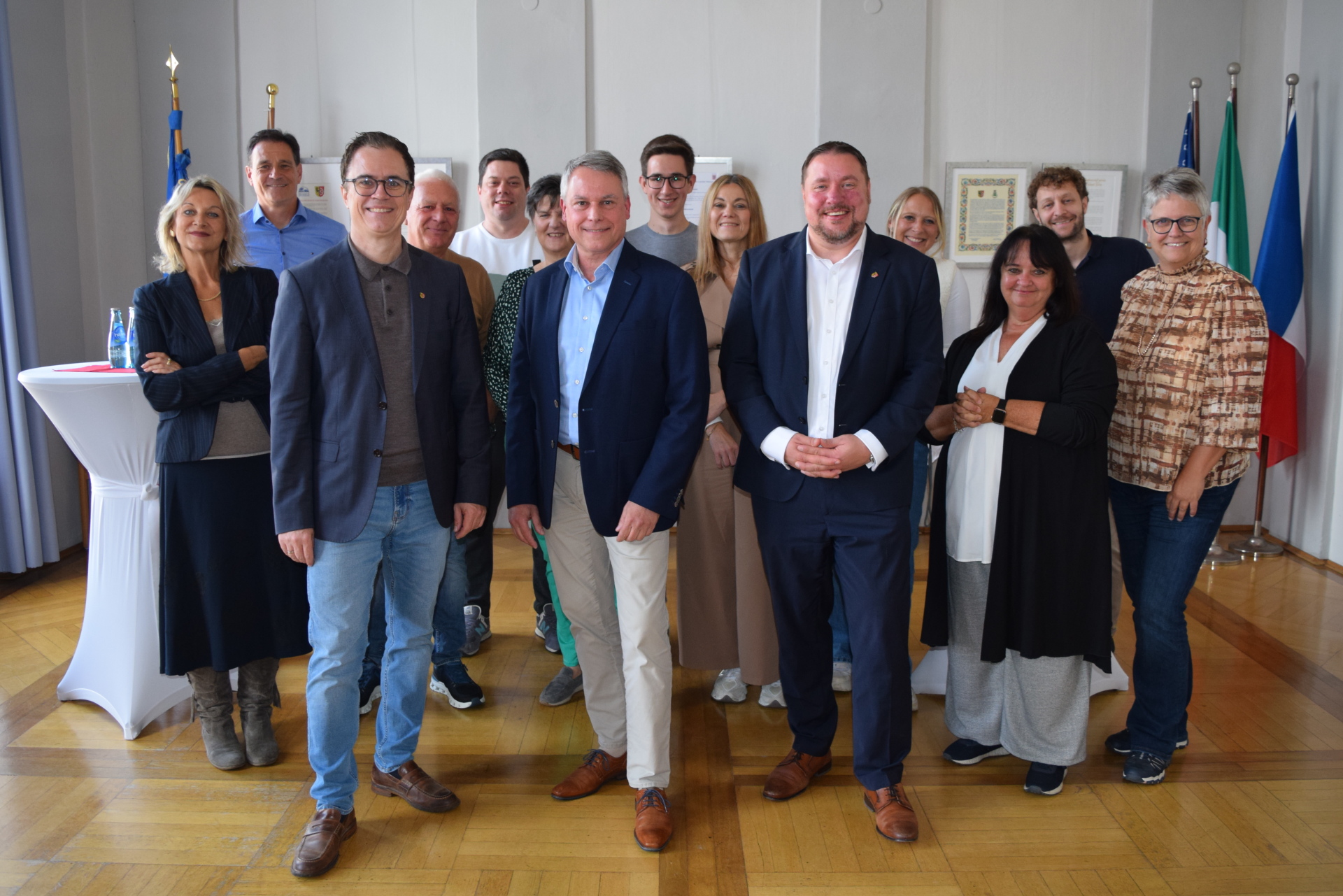 Bernd Wich mit der Rathausspitze, seinem Team und Weggefährten