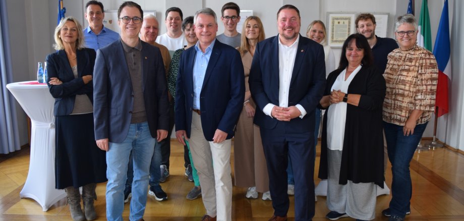 Bernd Wich mit der Rathausspitze, seinem Team und Weggefährten Bernd Wich mit der Rathausspitze, seinem Team und Weggefährten