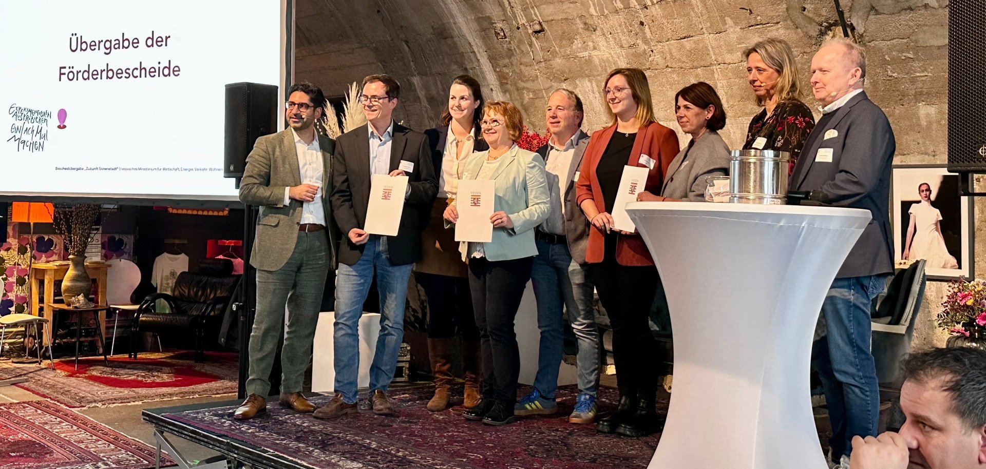 Bescheidübergabe durch Minister Mansoori