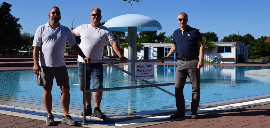 Bürgermeister Dr. Bastian mit den Badbetriebsleitern Rüggenbreer und Bussian bei der Besichtigung des Schwimmbades