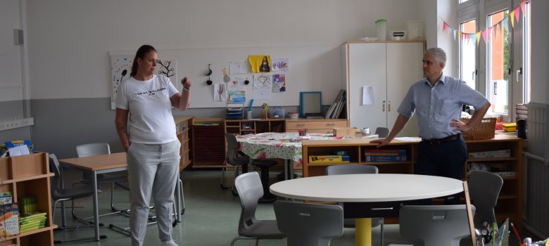 Die pädagogische Leitung der Betreuung Jessica Wagner und Bürgermeister Dr. Daniell Bastian in den neu gestalteten Räumen Die pädagogische Leitung der Betreuung Jessica Wagner und Bürgermeister Dr. Daniell Bastian in den neu gestalteten Räumen