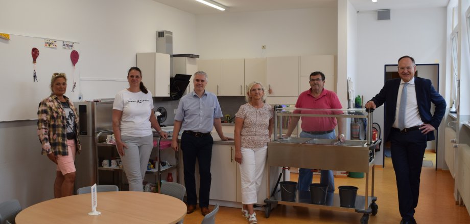 Auf dem Foto von links: Simone Dörsam (Schulleitung), Jessica Wagner (Pädagogische Leitung), Bürgermeister Dr. Daniell Bastian, Petra Merget (Geschäftsführung GiP), Michael Rickert, Landrat Oliver Quilling 