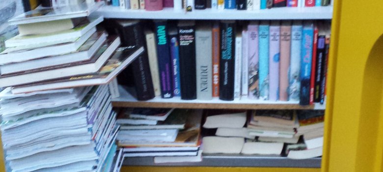 Bücherzelle am Trieler Ring überfüllt Bücherzelle am Trieler Ring überfüllt