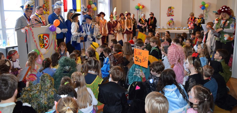 Bürgermeister begrüßt die Kinderschar Bürgermeister begrüßt die Kinderschar