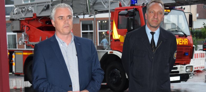 Bürgermeister Dr. Bastian mit Stadtbrandinspektor Alexander Zöller bei der Übergabe der neuen Drehleiter