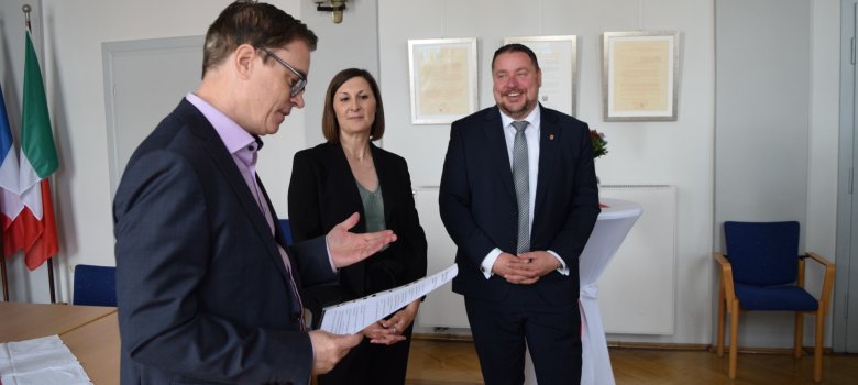 Bürgermeister Dr. Bastian blickt auf die 25 Dienstjahre von Christine Haberer Bürgermeister Dr. Bastian blickt auf die 25 Dienstjahre von Christine Haberer