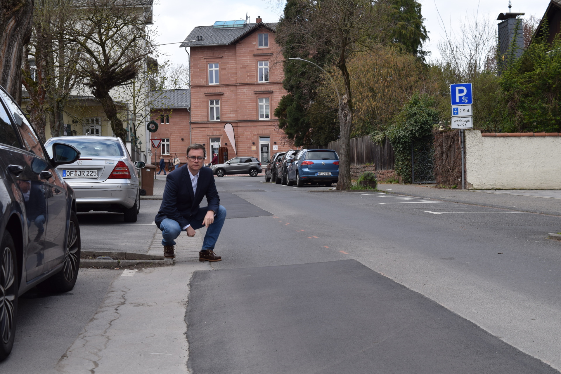 Bürgermeister Dr. Bastian gegutachtet die Ausbesserungsarbeiten