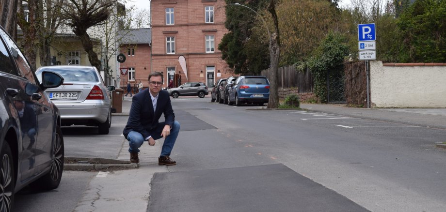 Bürgermeister Dr. Bastian gegutachtet die Ausbesserungsarbeiten