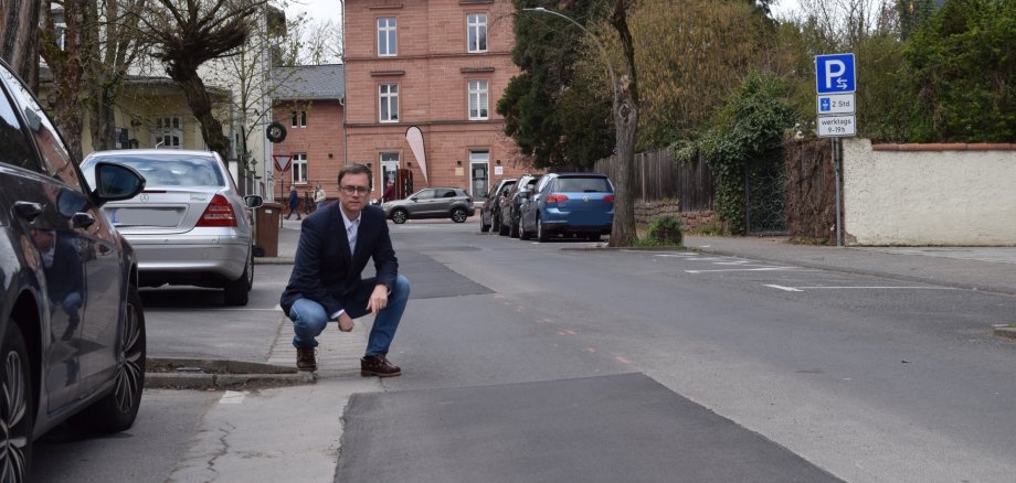 Bürgermeister Dr. Bastian gegutachtet die Ausbesserungsarbeiten