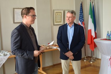 Bürgermeister Dr. Bastian gratuliert zum Jubiläum Bürgermeister Dr. Bastian gratuliert zum Jubiläum