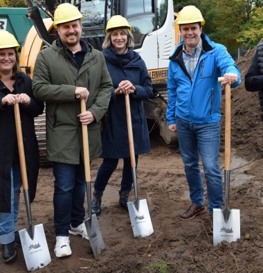 Bürgermeister Dr. Bastian mit Bauamtsleiter Daniel Brauneis und Leiterin des Amtes für Kinder Iris Knies