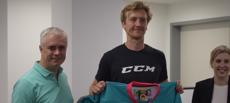 Bürgermeister Dr. Bastian mit Eihockeyprofi Reid McNeill Bürgermeister Dr. Bastian mit Eihockeyprofi Reid McNeill