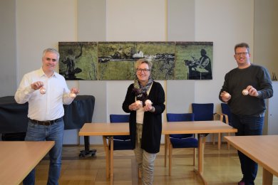 Bürgermeister Dr. Bastian, Monika Weber der SeligenStadtMarketing GmbH und Erster Stadtrat Michael Gerheim stellen die Seligenstädter Christbaumkugel 2020 vor Bürgermeister Dr. Bastian, Monika Weber der SeligenStadtMarketing GmbH und Erster Stadtrat Michael Gerheim stellen die Seligenstädter Christbaumkugel 2020 vor