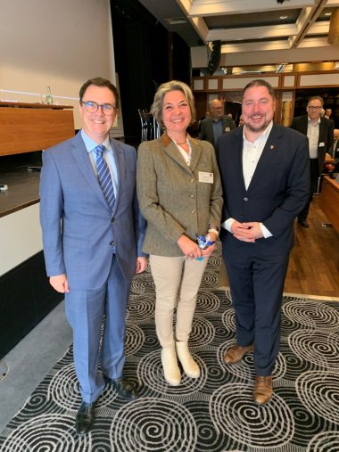 Bürgermeister Dr. Bastian und Stadtrat Steidl gratulieren Isabella Hof