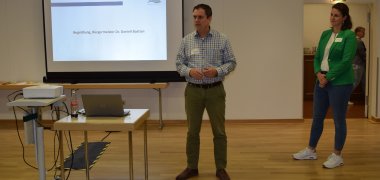 Bürgermeister Dr. Bastian und Wirtschaftsförderin Servais bei der Begrüßung zum Wrkshop Wolrd Café