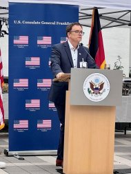 Bürgermeister Dr. Bastian bei seiner Rede im Generalkonsulat Bürgermeister Dr. Bastian bei seiner Rede im Generalkonsulat