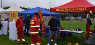 Bürgermeister Dr. Daniell Bastian im Einsatz am Stand der DLRG Bürgermeister Dr. Daniell Bastian im Einsatz am Stand der DLRG