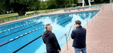 Schwimmbadmitarbeiter Jörg Bussian und Bürgermeister Dr. Daniell Bastian am Eröffnungstag Schwimmbadmitarbeiter Jörg Bussian und Bürgermeister Dr. Daniell Bastian am Eröffnungstag