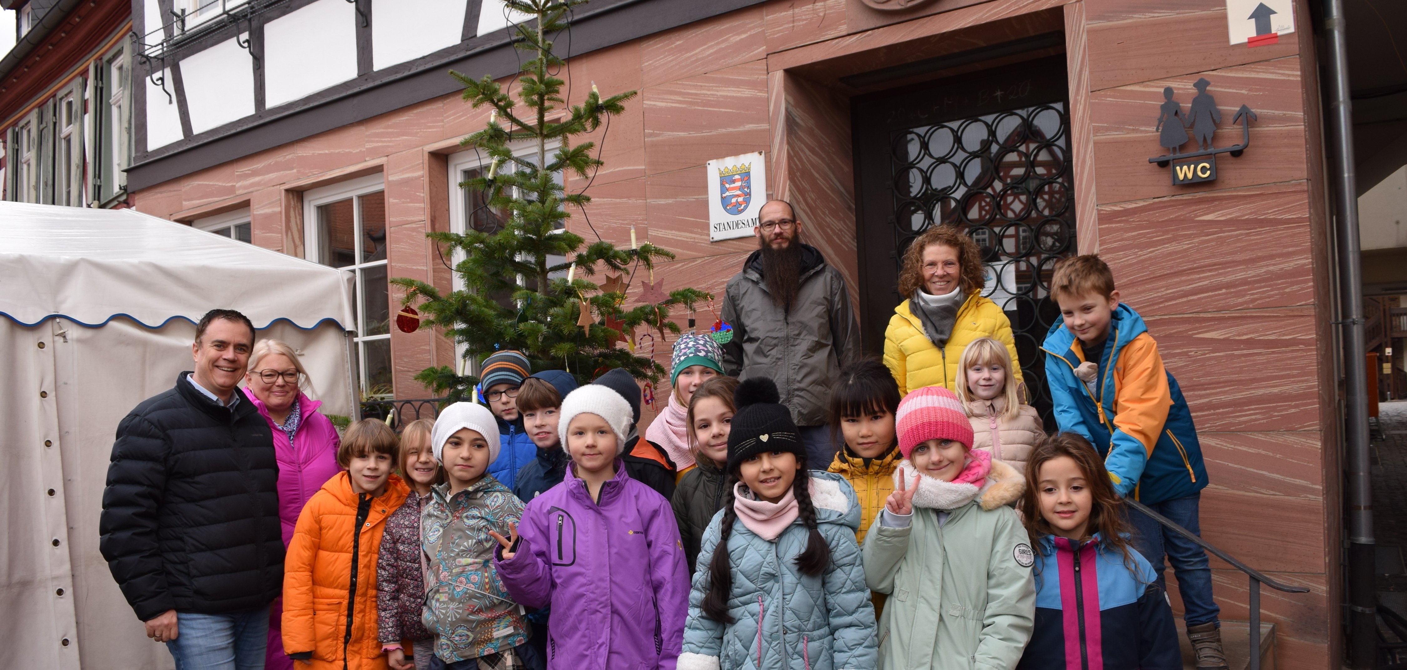 Bürgermeister Dr. Daniell Bastian mit den Betreuungskindern