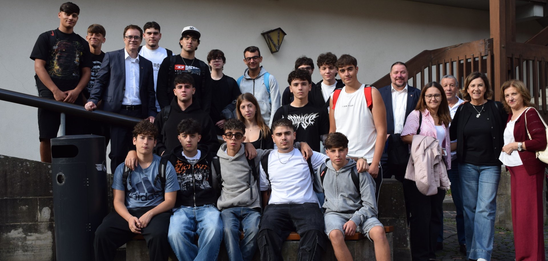Bürgermeister Dr. Daniell Bastian und Erster Stadtrat Oliver Steidl mit Ali Mediouni vom efs, Barbara Sangermano von der Einhardschule sowie der Schülergruppe mit ihren Lehrerinnen aus Piedimonte
