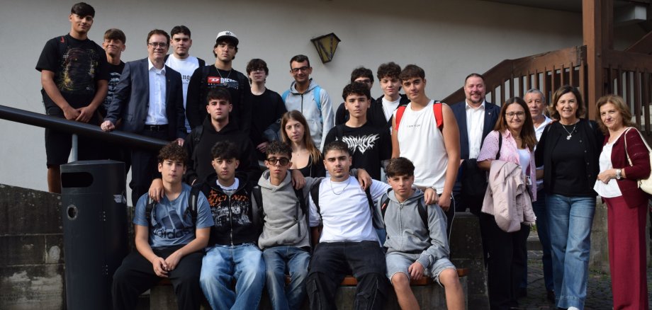 Bürgermeister Dr. Daniell Bastian und Erster Stadtrat Oliver Steidl mit Ali Mediouni vom efs, Barbara Sangermano von der Einhardschule sowie der Schülergruppe mit ihren Lehrerinnen aus Piedimonte