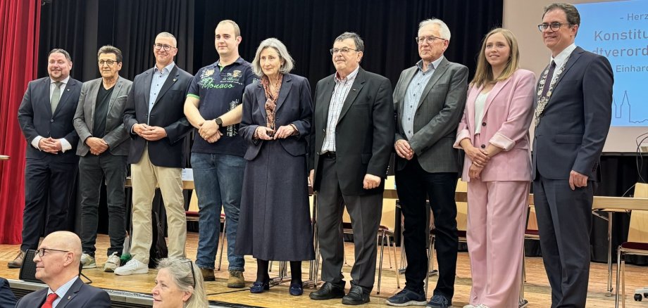 Auf dem Foto von links: Erster Stadtrat Oliver Steidl, Gerhard Albrecht, Thorsten Bonifer, Sebastian Galster, Dagmar B. Nonn-Adams, Michael Rickert, Joachim Bergmann, Nina Oftring und Bürgermeister Dr. Daniell Bastian.