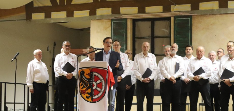 Bürgermeister Dr. Daniell Bastian begrüßt die zahlreichen Gäste des Vereinsabends Bürgermeister Dr. Daniell Bastian begrüßt die zahlreichen Gäste des Vereinsabends