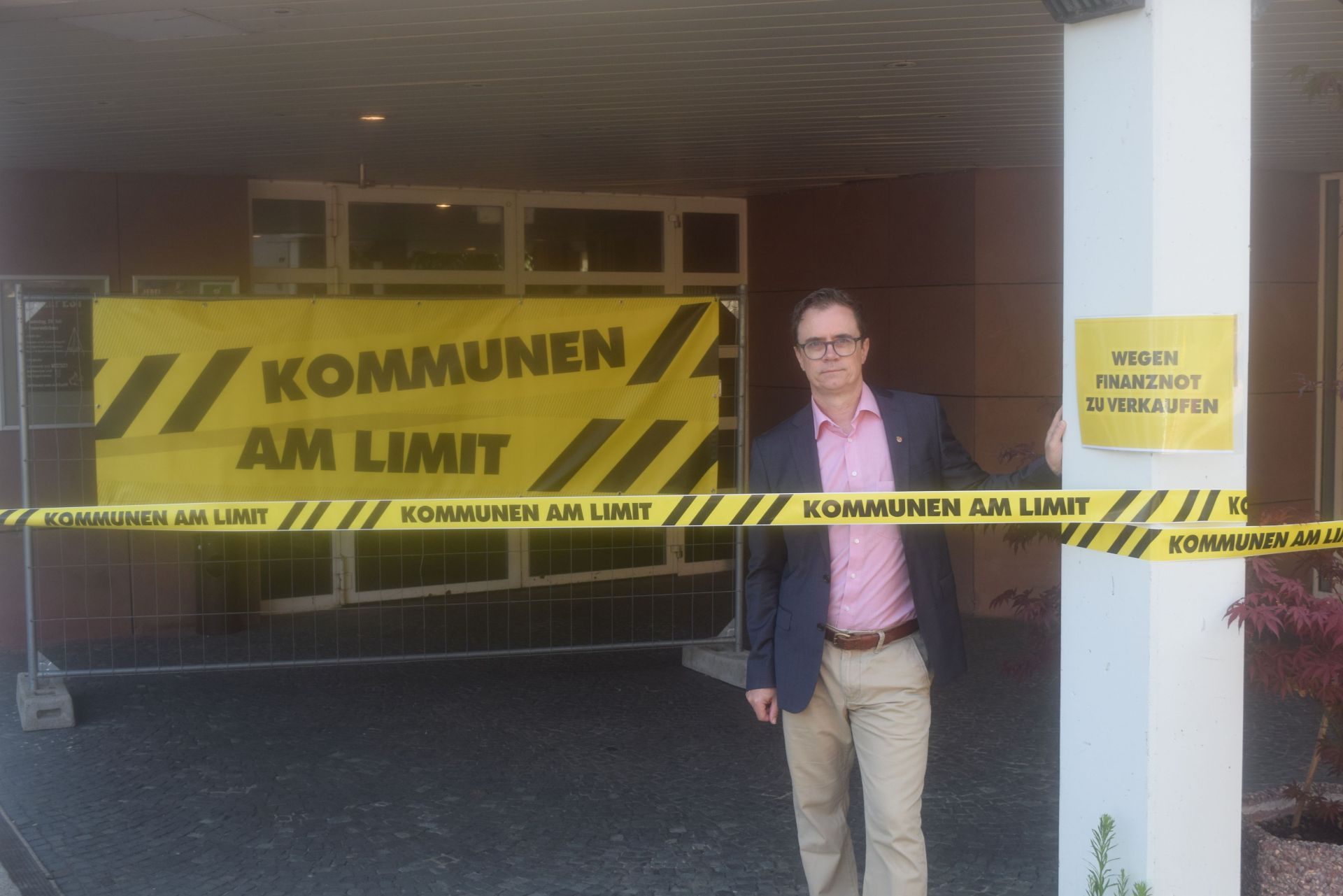 Bürgermeister Dr. Daniell Bastian vor dem Bürgerhaus Riesen