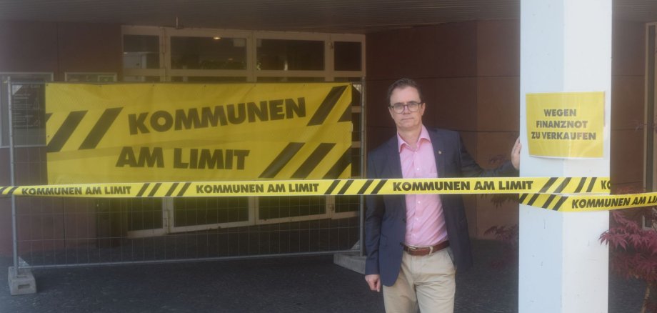 Bürgermeister Dr. Daniell Bastian vor dem Bürgerhaus Riesen Bürgermeister Dr. Daniell Bastian vor dem Bürgerhaus Riesen