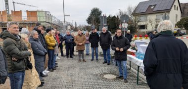 Bürgermeister Dr. Daniell Bastian begrüßt Anwohner des Westrings