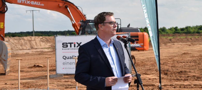 Bürgermeister Dr. Daniell Bastian begrüßt die Gäste