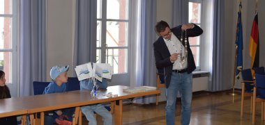 Bürgermeister Dr. Daniell Bastian zeigt die Amtskette