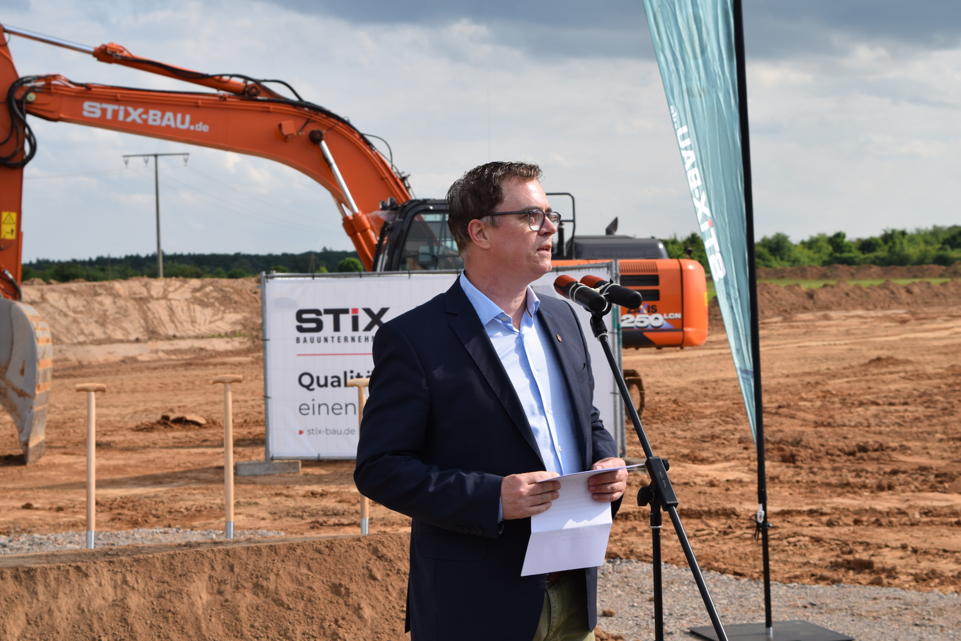 Bürgermeister Dr. Daniell Bastian bei der Begrüßung