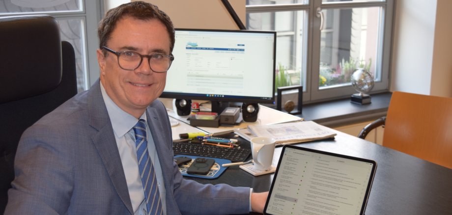 Bürgermeister mit digitalen Sitzungsdokumenten