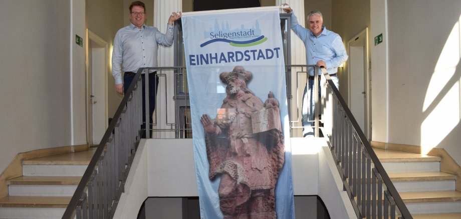 Bürgermeister und Stadtrat mit Einhardfahne