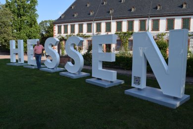 Bürgermeister vor den Hessenbuchstaben Bürgermeister vor den Hessenbuchstaben