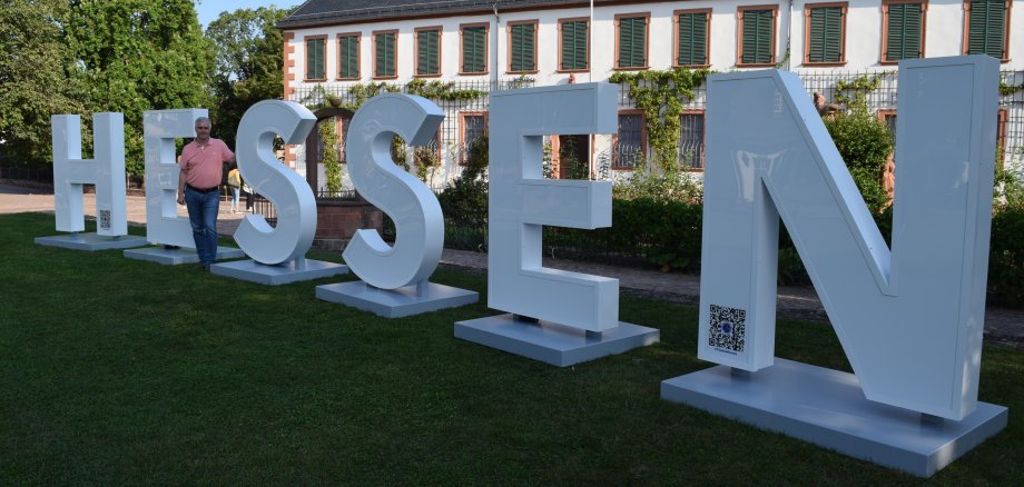 Bürgermeister vor den Hessenbuchstaben