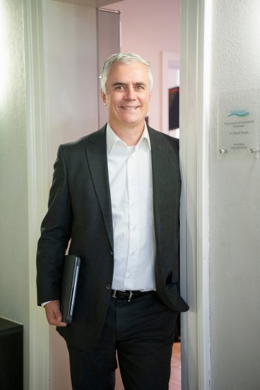 Bürgermeister vor seinem Büro Bürgermeister vor seinem Büro
